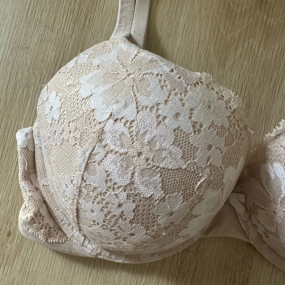 Elegant Lace Bra in Cream - Picture 2 of 8